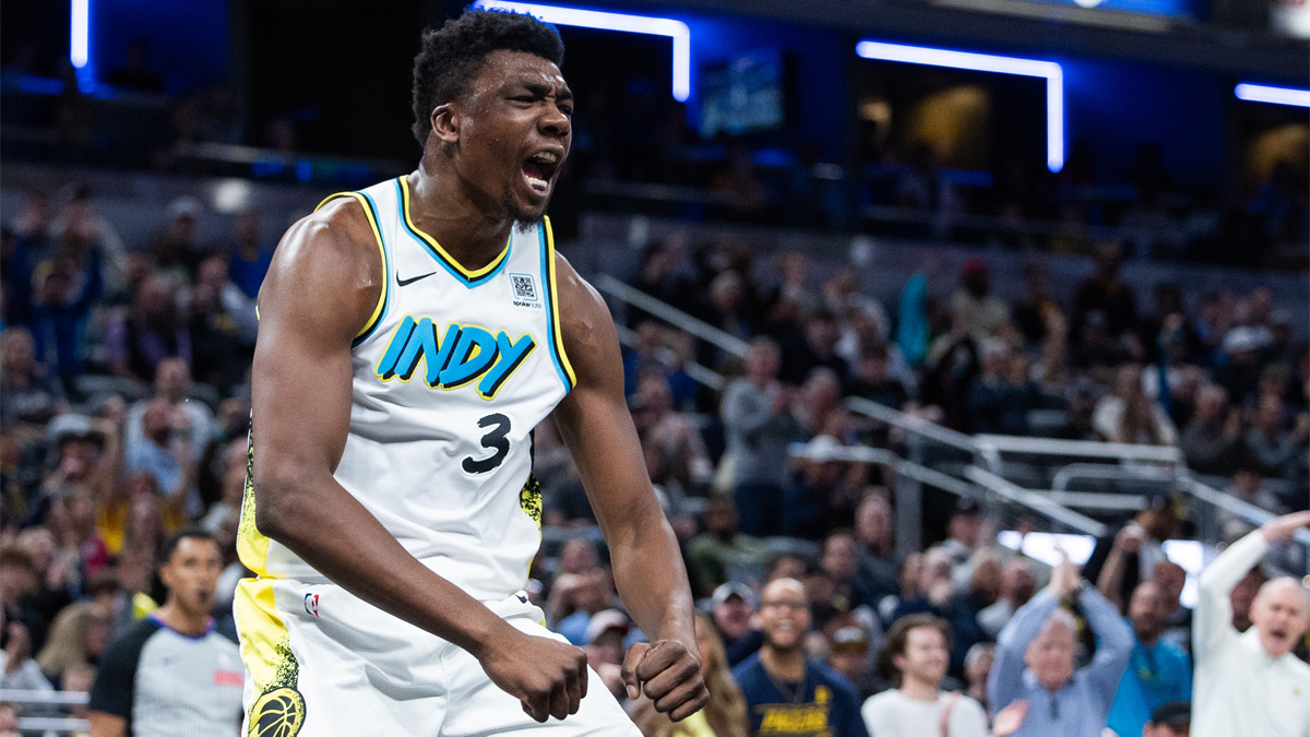 Thomas Bryant celebra una canasta con los Pacers