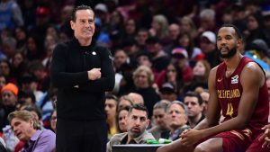 Kenny Atkinson, junto a Evan Mobley en un partido de Cleveland Cavaliers.