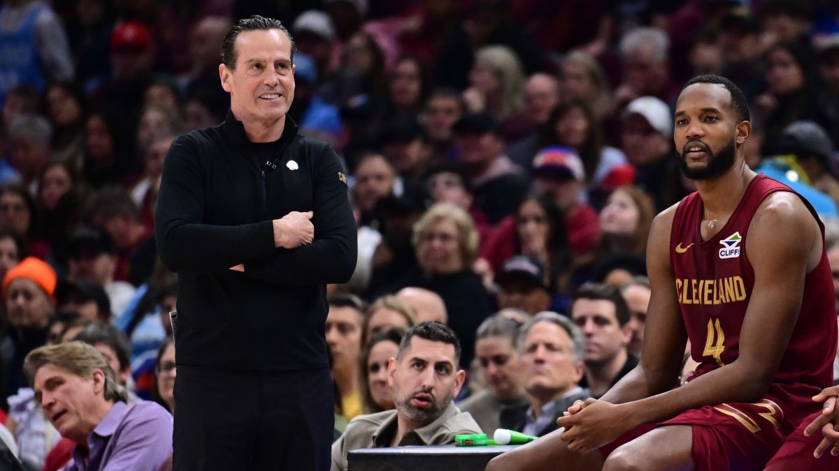 Kenny Atkinson, junto a Evan Mobley en un partido de Cleveland Cavaliers.