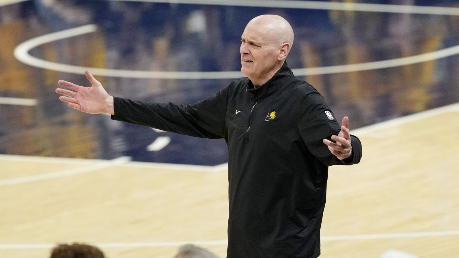 Rick Carlisle, quejándose durante un partido de las Finales NBA 2025 contra Oklahoma City Thunder.