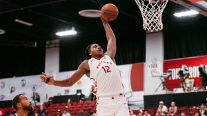 Collin Murray-Boyles, realizando un mate durante un partido de Las Vegas Summer League.