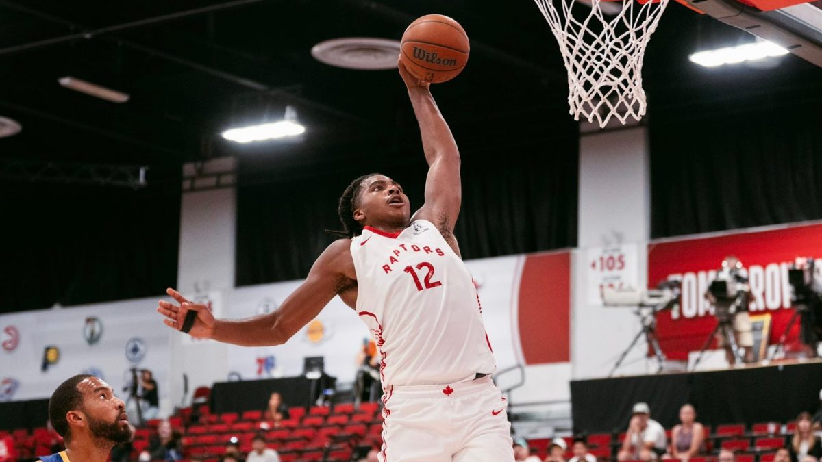 Collin Murray-Boyles, realizando un mate durante un partido de Las Vegas Summer League.