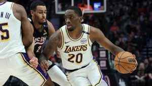 Shake Milton, disputando un partido con los Lakers.