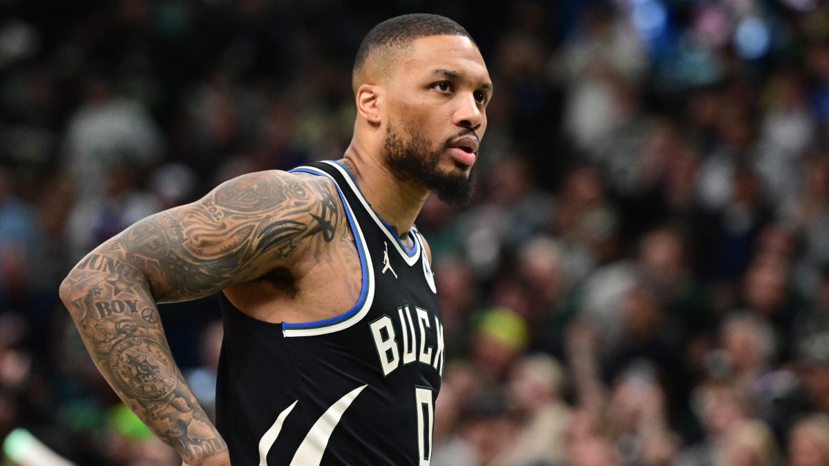 Damian Lillard, disputando un partido con los Milwaukee Bucks.