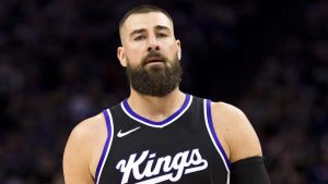Jonas Valanciunas, disputando un partido con los Sacramento Kings.