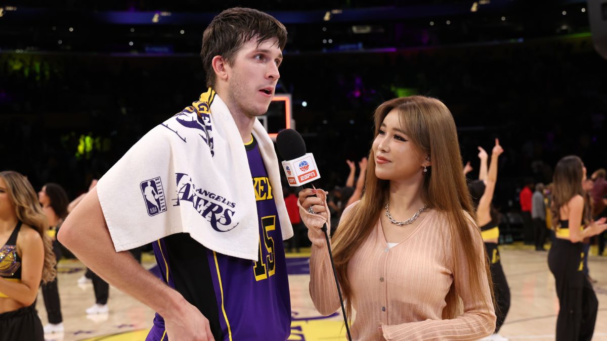 Austin Reaves en una entrevista post-partido.