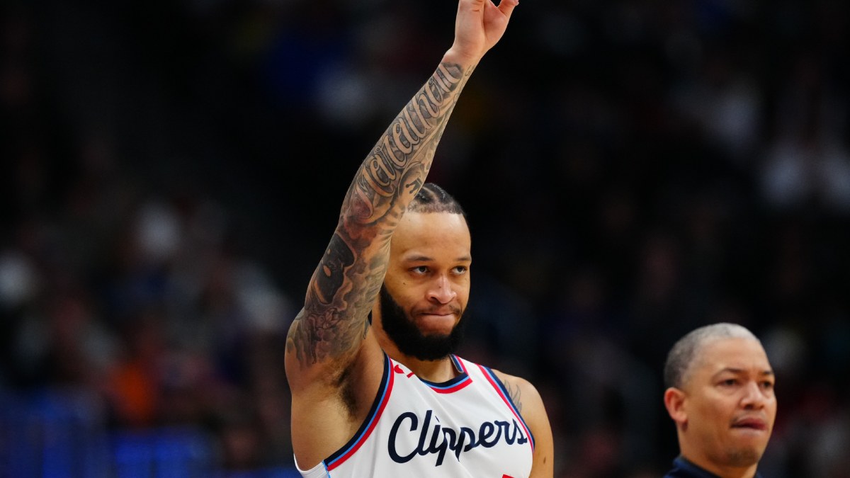 Amir Coffey levanta la mano aprobando.
