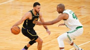 Stephen Curry encara a Al Horford en las finales de 2022.