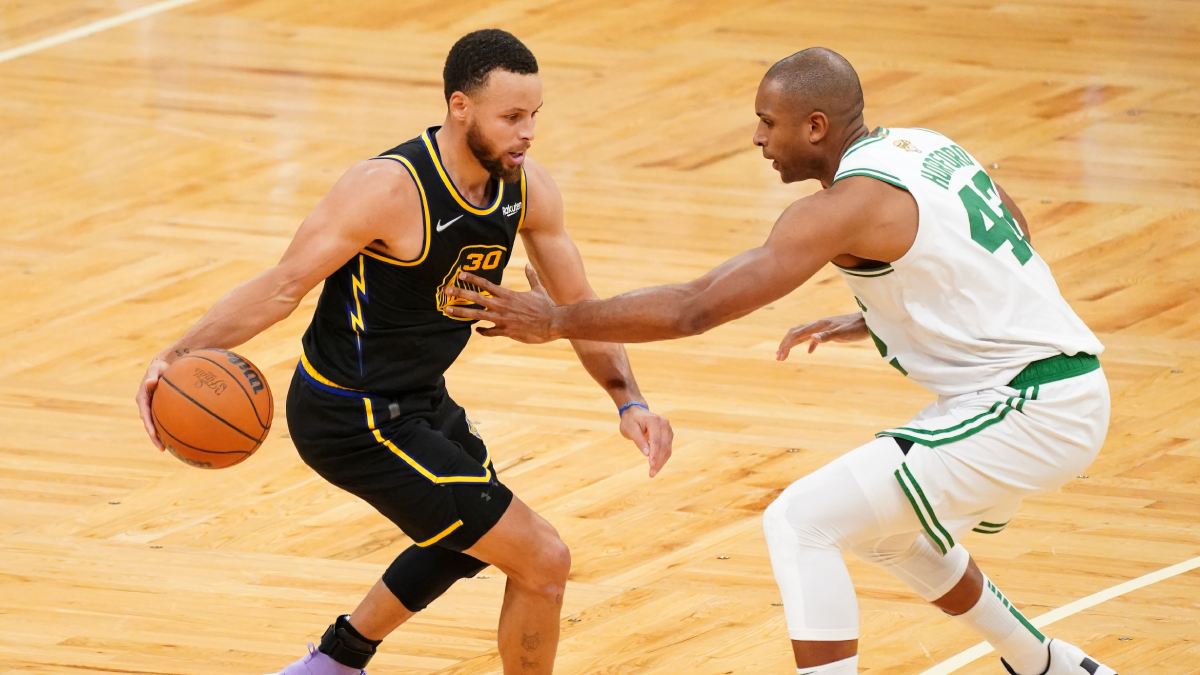 Stephen Curry encara a Al Horford en las finales de 2022.