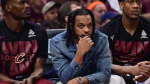 Darius Garland sentado en el banquillo durante los playoffs 2025.