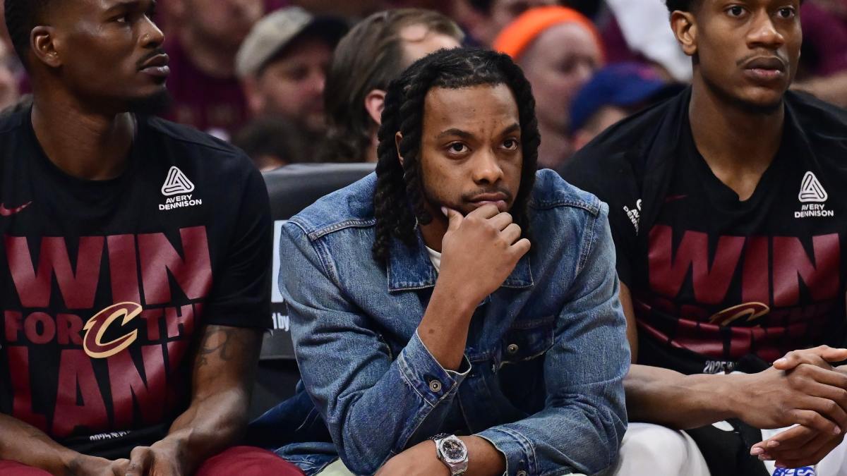 Darius Garland sentado en el banquillo durante los playoffs 2025.