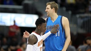 Dennis Schröder y Dirk Nowitzki en marzo de 2017.