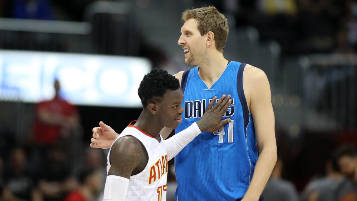 Dennis Schröder y Dirk Nowitzki en marzo de 2017.