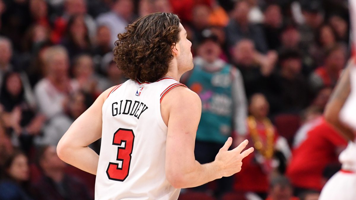 Josh Giddey celebra un triple.