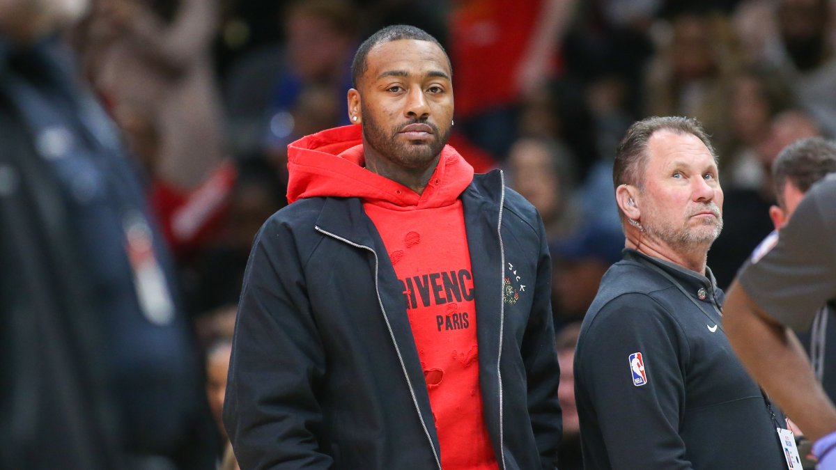John Wall vestido de calle viendo un partido de Los Angeles Clippers.
