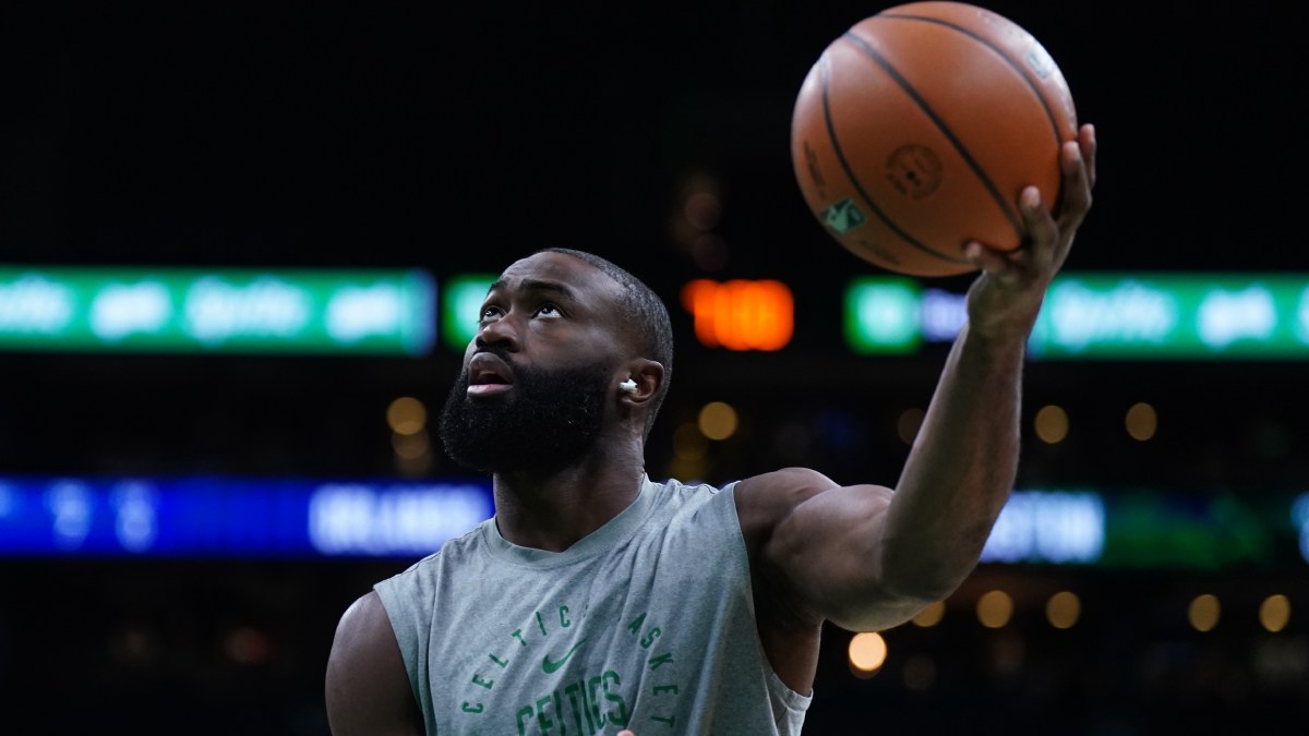Jaylen Brown durante un calentamiento con los Boston Celtics.