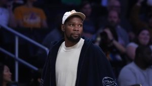 Kevin Durant observa un partido desde la banda.