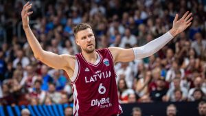 Kristaps Porzingis se desquitó de su mal inicio de torneo con 26 puntos.