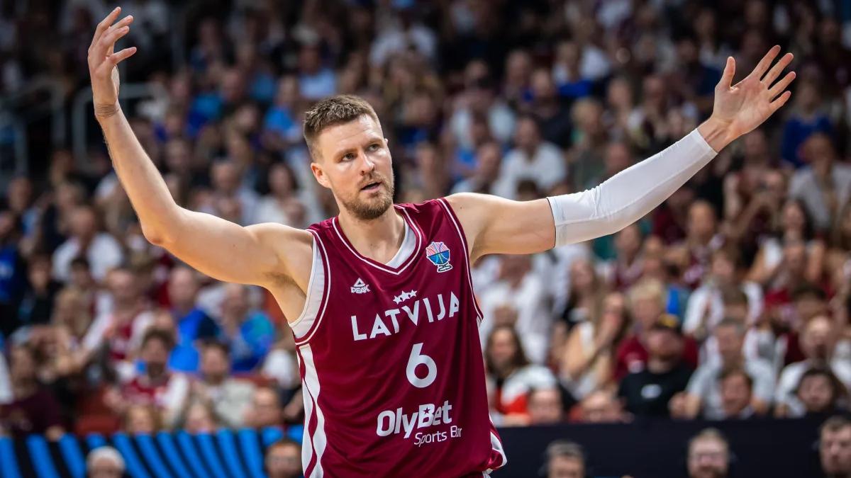 Kristaps Porzingis se desquitó de su mal inicio de torneo con 26 puntos.