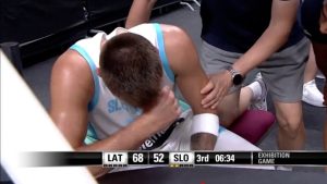 Luka Doncic, dolorido tras un duro golpe.