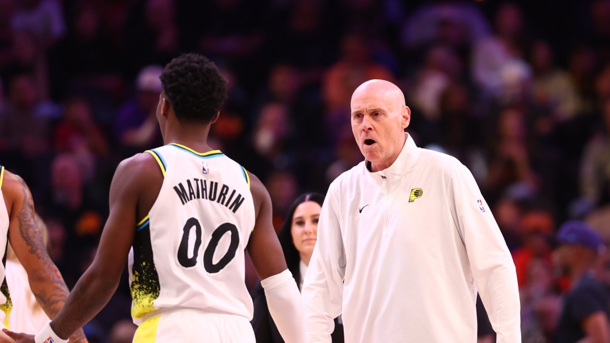Bennedict Mathurin y Rick Carlisle durabte un partido de los Indiana Pacers.