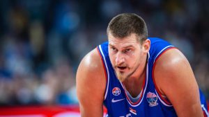 Nikola Jokic durante su exhibición en el Letonia-Serbia