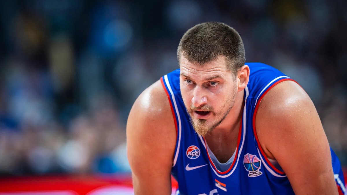 Nikola Jokic durante su exhibición en el Letonia-Serbia