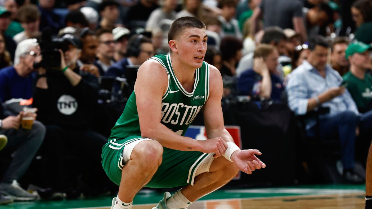 Payton Pritchard descansa sobre sus rodillas.