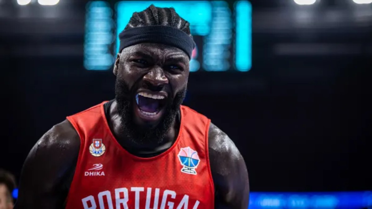 Neemias Queta durante su imponente debut con Portugal en el Eurobasket.