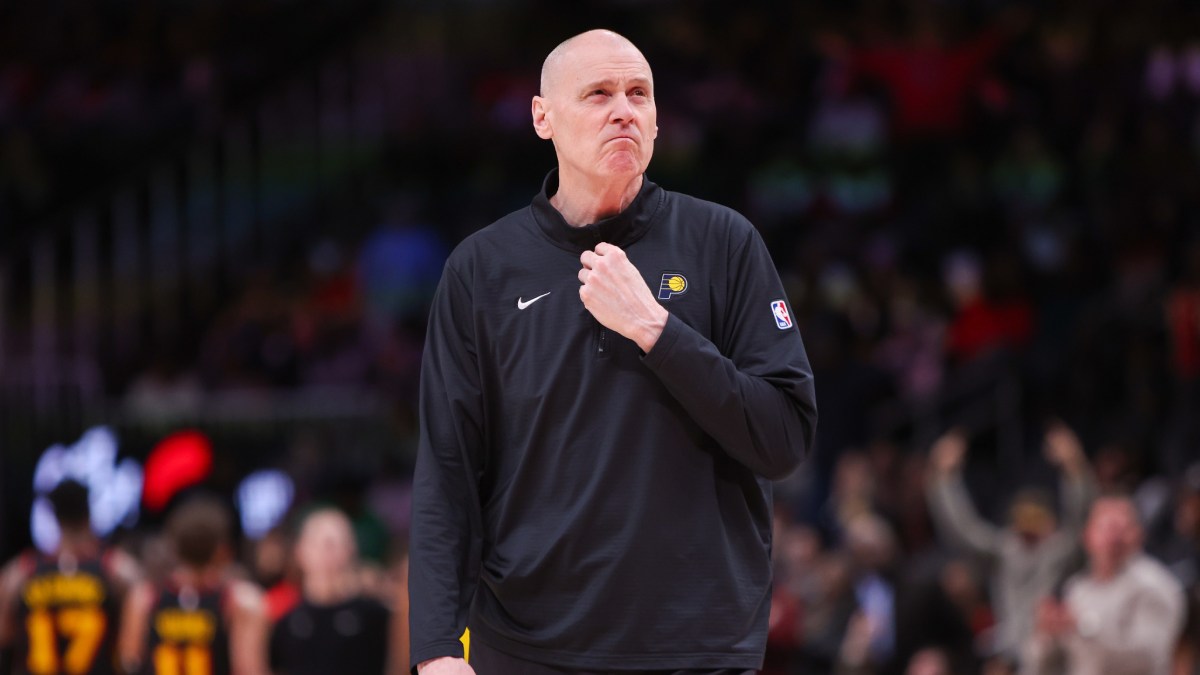 Rick Carlisle dirige desde la banda.