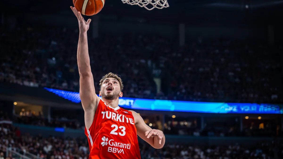 Alperen Sengün durante el debut de Turquía en el Eurobasket 2025.