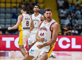 Joel-Parra-celebrando-ante-Bosnia-en-el-Eurobasket