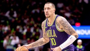 Daniel Theis jugando con los New Orleans Pelicans.
