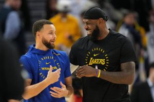 LeBron-James-charlando-y-riendo-con-Stephen-Curry