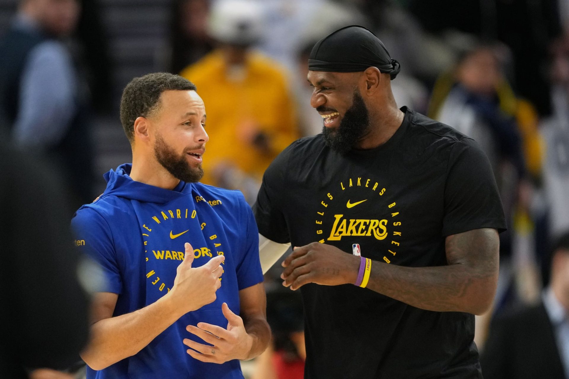 LeBron-James-charlando-y-riendo-con-Stephen-Curry