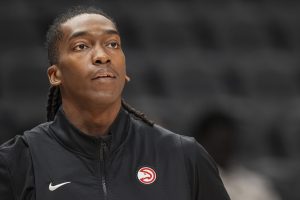 Terance-Mann-con-el-cortavientos-de-Atlanta-Hawks