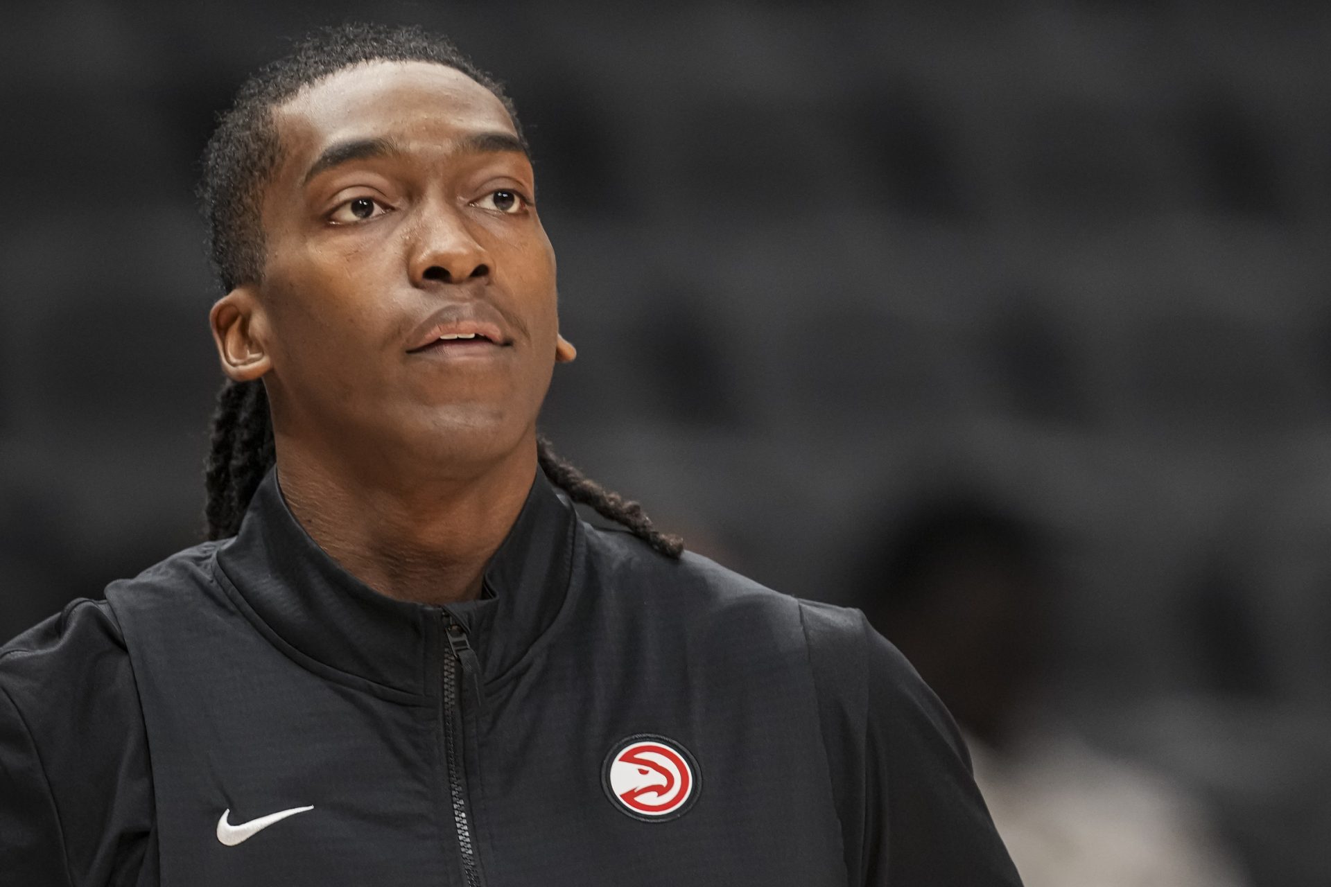 Terance-Mann-con-el-cortavientos-de-Atlanta-Hawks