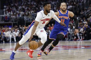 Malik-Beasley-y-Jalen-Brunson-en-un-partido-de-playoffs