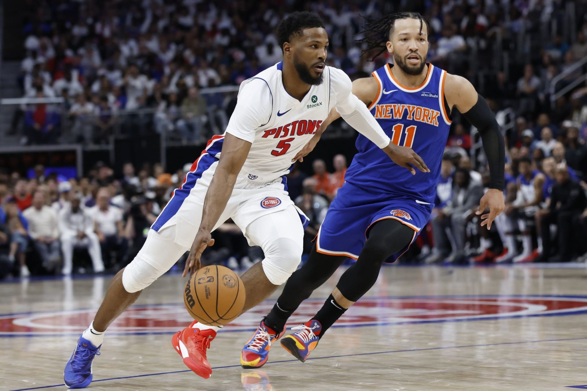 Malik-Beasley-y-Jalen-Brunson-en-un-partido-de-playoffs