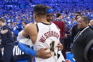 Russell-Westbrook-y-shai-gilgeous-alexander-abrazándose-en-playoffs