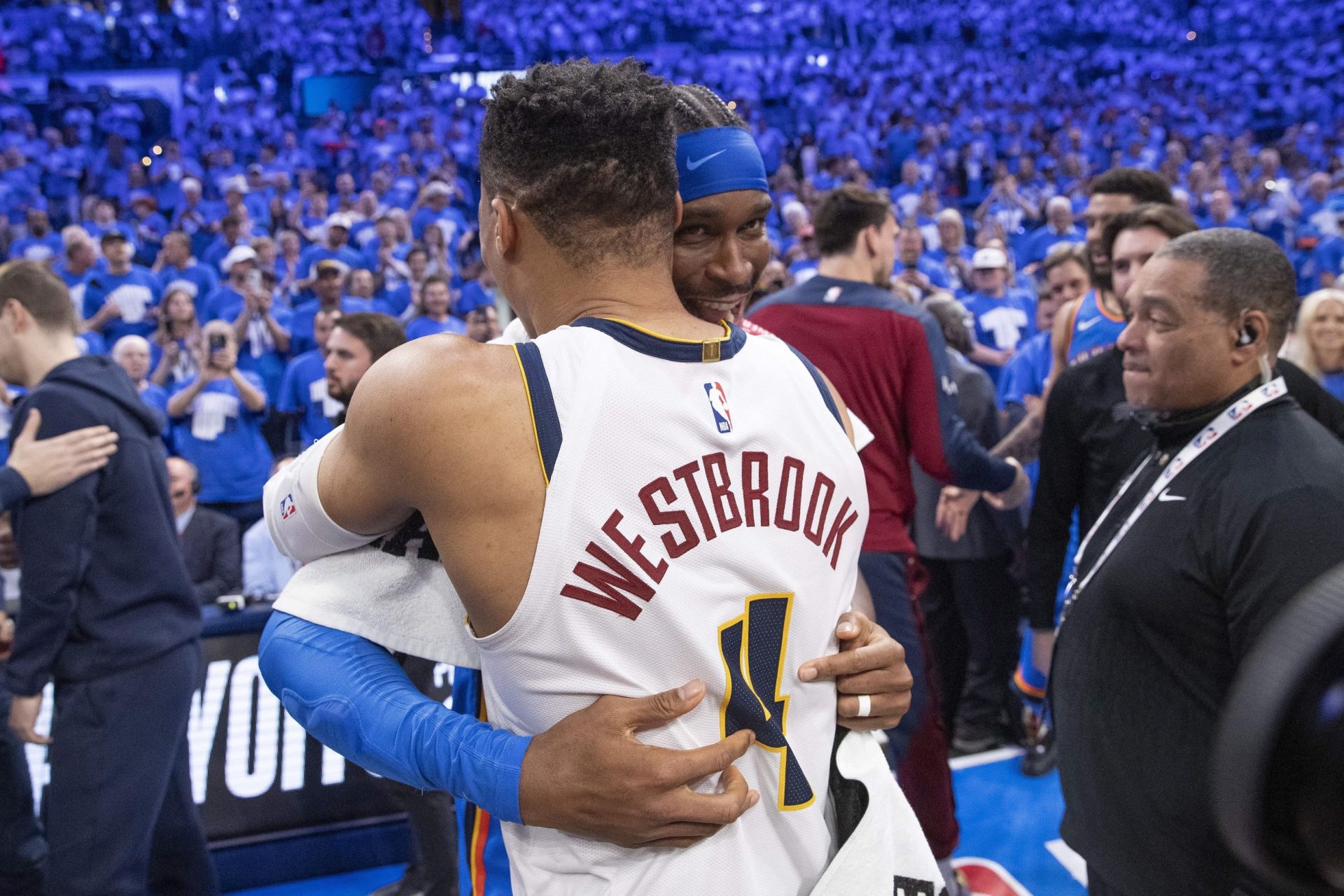 Russell-Westbrook-y-shai-gilgeous-alexander-abrazándose-en-playoffs