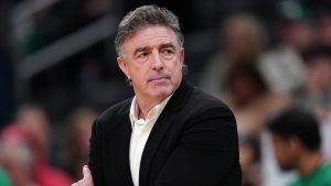 Wyc Grousbeck ve un partido de los Boston Celtics desde la banda.