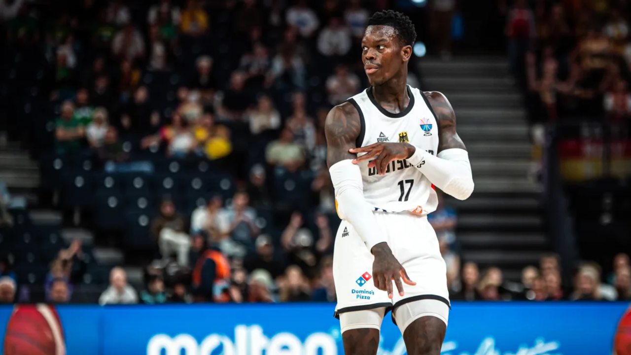 Dennis Schröder celebra un triple de Alemania