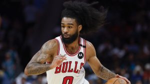 Coby White, disputando un partido con los Chicago Bulls.