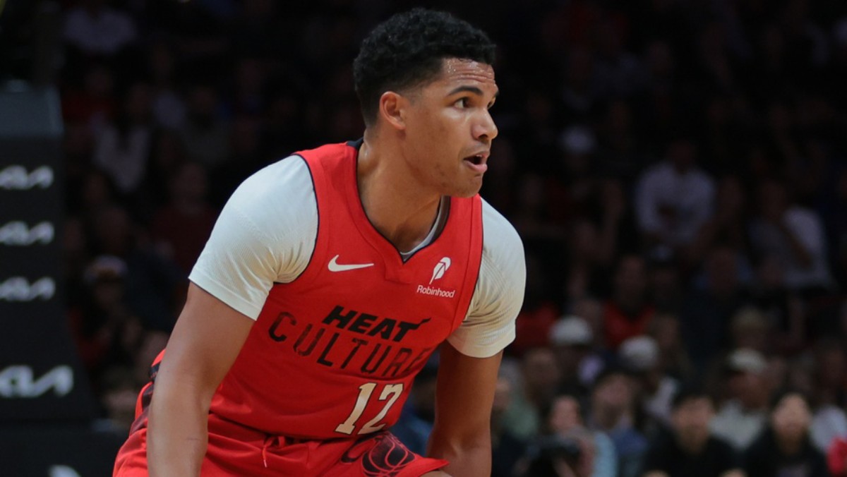 Dru Smith, disputando un partido con los Miami Heat.
