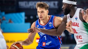Bogdan Bogdanovic, disputando un partido del Eurobasket con Serbia.