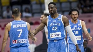 La selección griega celebra una acción ante Chipre en el Eurobasket.