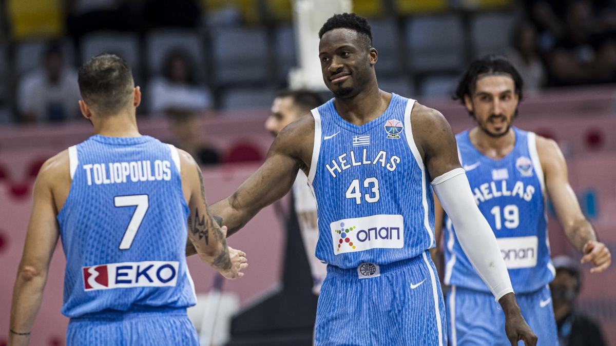 La selección griega celebra una acción ante Chipre en el Eurobasket.