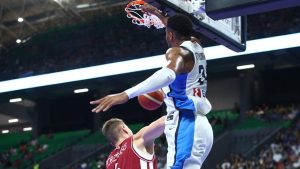 Giannis culmina un mate ante Porzingis