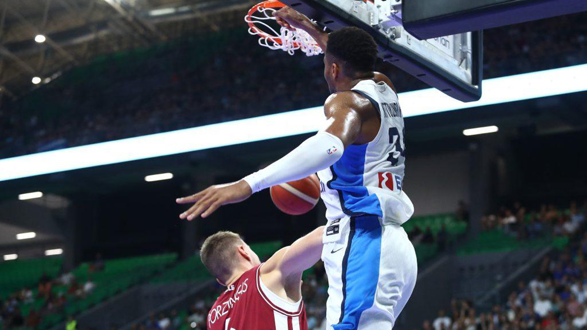 Giannis culmina un mate ante Porzingis